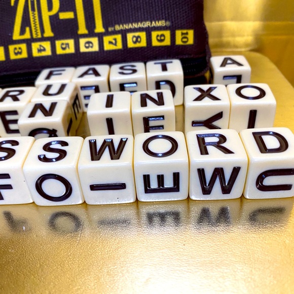 ZIP-IT TRAVEL GAME BY BANANAGRAMS CROSSWORD SPEED GAME 24 LETTER CUBES FUN GAME - Picture 4 of 7